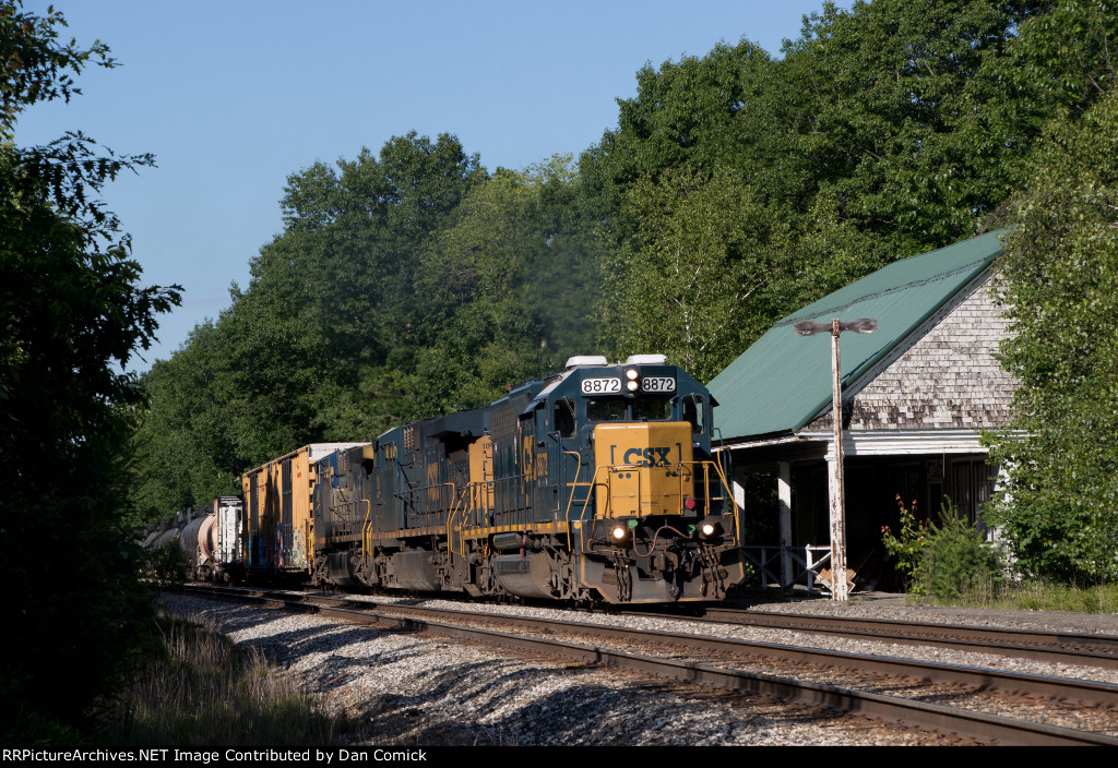 CSX 8872 Leads M427 at Wells